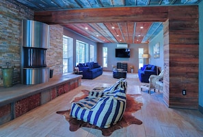 House, Multiple Beds, Hot Tub, Garden View (Willie's Hill Country) | Living area | 42-inch flat-screen TV with digital channels, fireplace