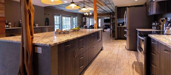 Willie's Hill Country Hideaway - Stay for 8 With Hot Tub & Fire Pit