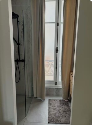 Hair dryer, towels, soap, toilet paper - Golden triangle luxury apartment (Paris)