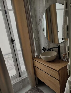 Sèche-cheveux, serviettes fournies, savon, papier toilette