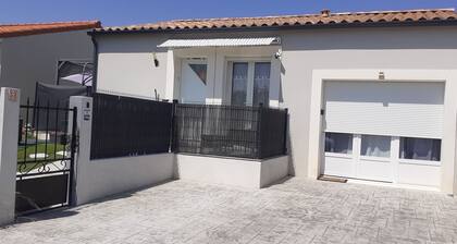 21 m2 room at the foot of the vineyards, beach 5kms away, all shops, quiet residence