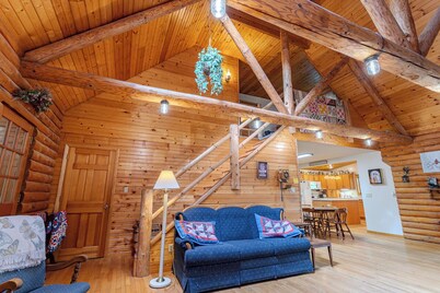 Cozy 3-bedroom cabin with WiFi and AC in tranquil Greenwood