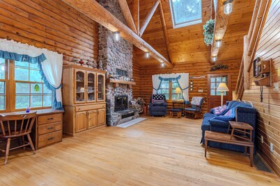 Cozy 3-bedroom cabin with WiFi and AC in tranquil Greenwood