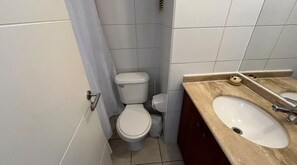 Sèche-cheveux, serviettes fournies, savon, papier toilette