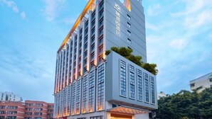 A modern high-rise hotel with multiple floors, large windows, and a prominent entrance. - Mastery 101 Hotels (Nanning)
