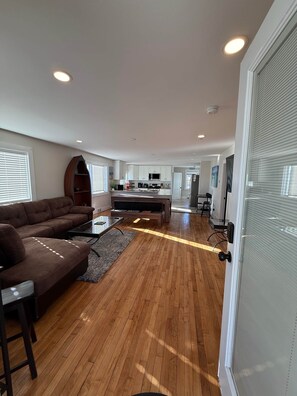 TV, fireplace, ping pong - Sun2Sand Beach House (Salisbury)