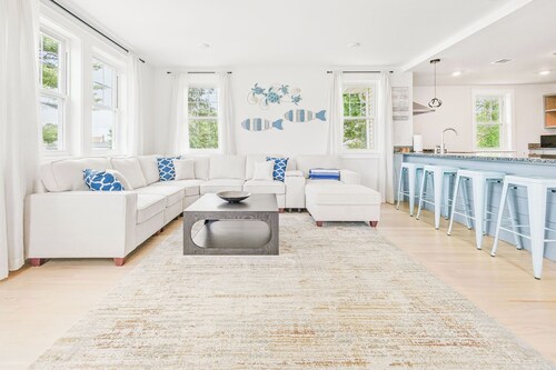 Spaciously Convenient Lake House 4 BR, 2 BA, Unit2