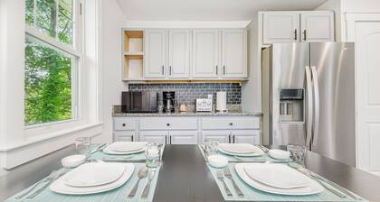 Spaciously Convenient Lake House 4 BR, 2 BA, Unit2