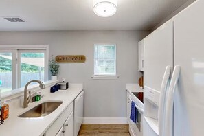 Fridge, microwave, oven, stovetop - Savannah Home, Firepit, Dog Friendly, Fenced Yard, Dogs OK (Savannah)