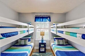 3 bedrooms, iron/ironing board, free WiFi, bed sheets - Savannah Home, Firepit, Dog Friendly, Fenced Yard, Dogs OK (Savannah)