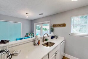 Fridge, microwave, oven, stovetop - Savannah Home, Firepit, Dog Friendly, Fenced Yard, Dogs OK (Savannah)