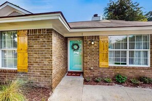 Exterior detail - Savannah Home, Firepit, Dog Friendly, Fenced Yard, Dogs OK (Savannah)