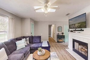 Smart TV, books - Savannah Home, Firepit, Dog Friendly, Fenced Yard, Dogs OK (Savannah)