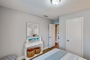 3 bedrooms, iron/ironing board, free WiFi, bed sheets - Savannah Home, Firepit, Dog Friendly, Fenced Yard, Dogs OK (Savannah)