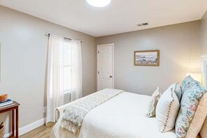 3 室のベッドルーム、アイロン / アイロン台、WiFi (無料)、ベッドシーツ