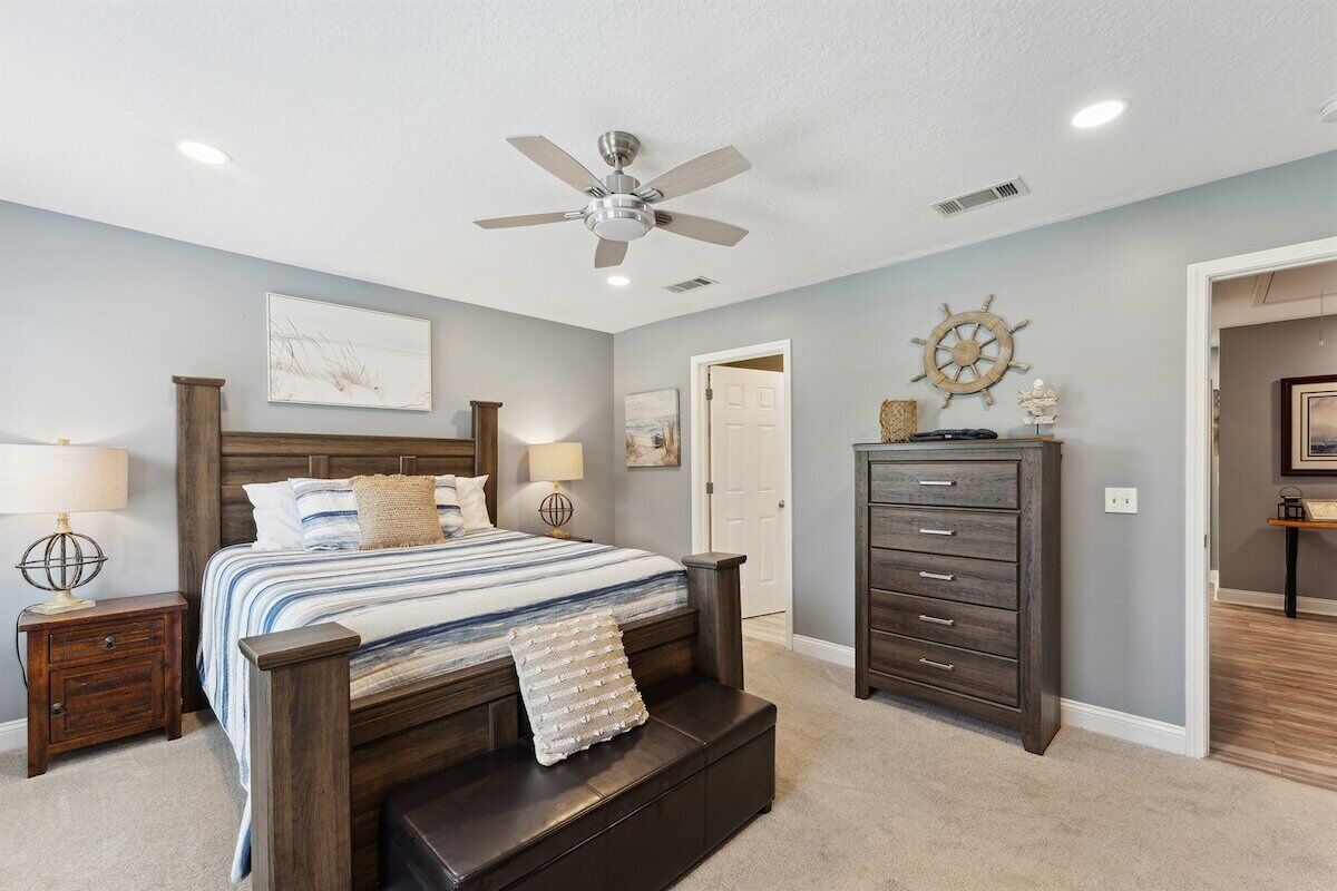 3 habitaciones, tabla de planchar con plancha y cuna de viaje 