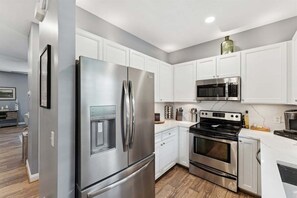 Frigorífico, microondas, horno y placa de cocina