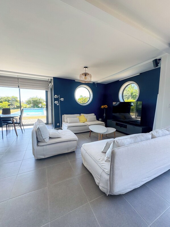 Smart-TV, Tischfußball, Bücher, Stereoanlage