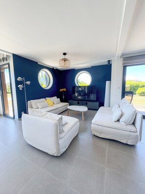 Smart-TV, Tischfußball, Bücher, Stereoanlage