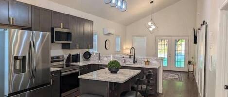 Een magnetron, een kookplaat, een vaatwasser