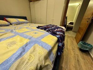 3 bedrooms, iron/ironing board, WiFi, bed sheets - Make your self at home (Check Zayed)