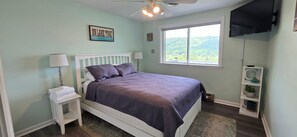 3 slaapkamers, een strijkplank/strijkijzer, gratis wifi, beddengoed