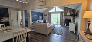 Smart TV, fireplace - Bourbon Sunsets- 3-bedroom Dog-friendly home with Hot Tub and Gorgeous Views! (McHenry)