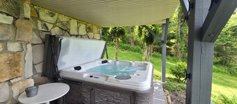 Bourbon Sunsets- 3-bedroom Dog-friendly home with Hot Tub and Gorgeous Views!