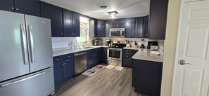 Fridge, microwave, oven, stovetop - Bourbon Sunsets- 3-bedroom Dog-friendly home with Hot Tub and Gorgeous Views! (McHenry)