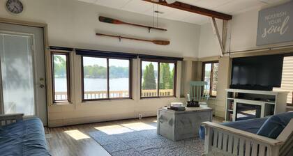 Lake Shafer Home: Boat, Swim, Kayak, BBQ, Sunsets, ten minutes to Indiana Beach