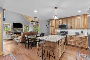 Interior - Bear Necessities - Hot tub, Pet Friendly 2 Bedroom on Beech (Beech Mountain)