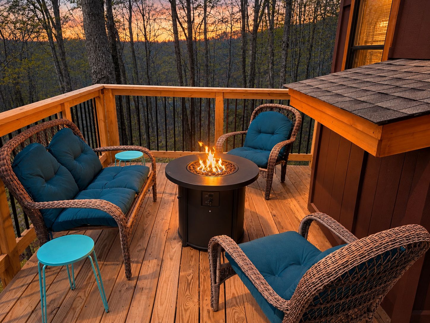 Une terrasse dotée de meubles en osier, d’un foyer central et offrant une vue sur la forêt.