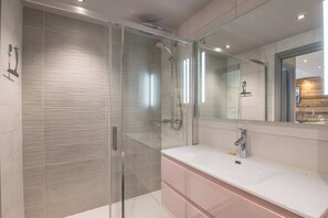 Shower, hair dryer, towels