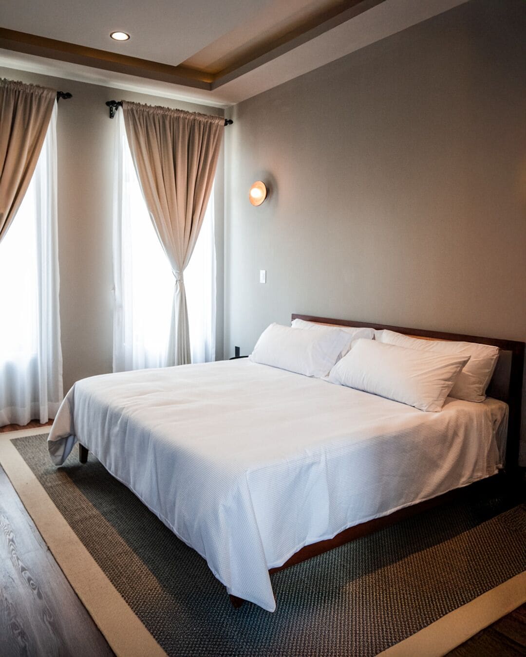 Chambre Confort | Rideaux d’obscurcissement, fer et planche à repasser