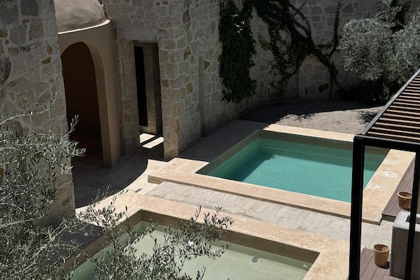 2 outdoor pools