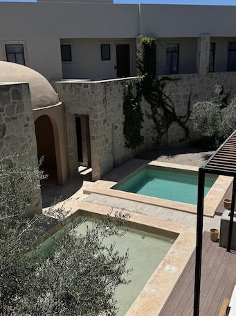 2 outdoor pools