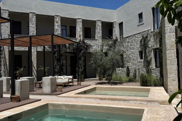 2 outdoor pools