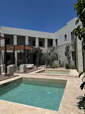 2 piscinas al aire libre. Casa Mädi Hotel boutique