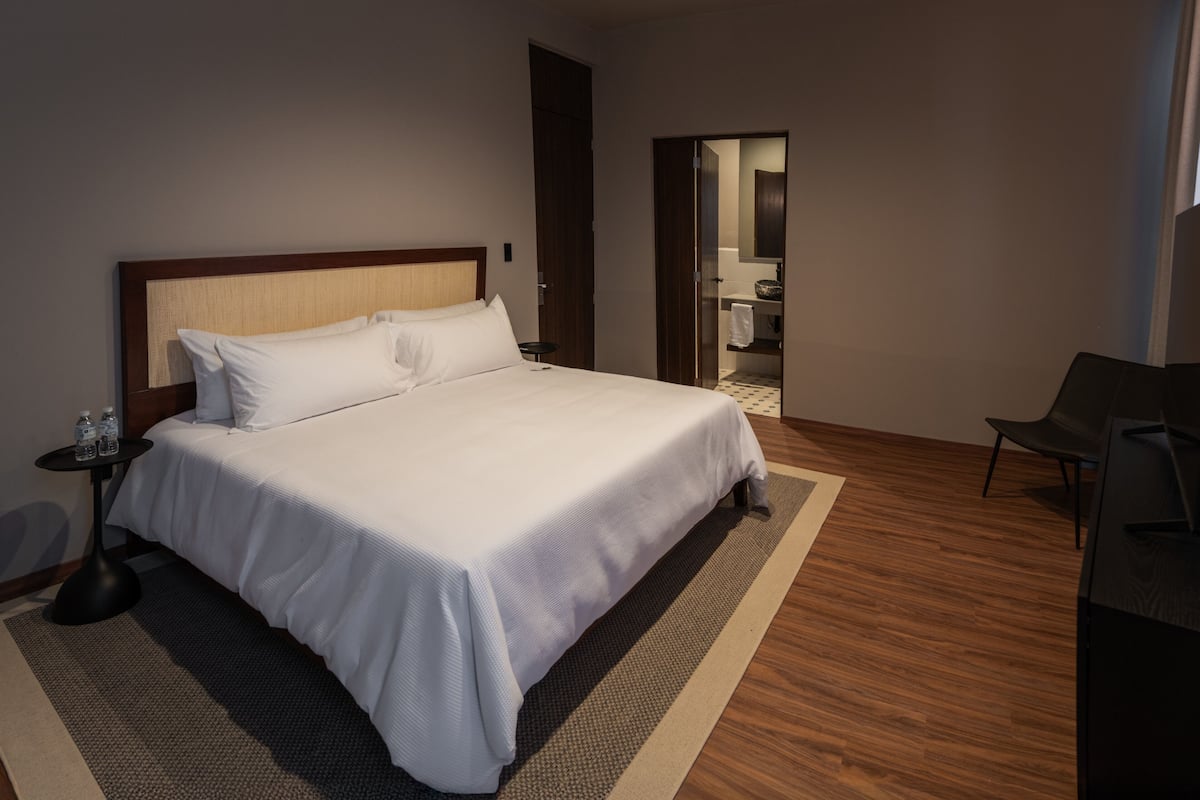 Cortinas opacas, tabla de planchar con plancha, wifi gratis
