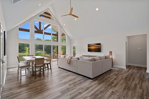 Cast Away by Southern Charm | Lakefront Getaway| Sleeps 7