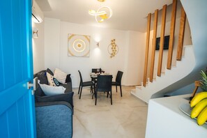 Villa – signature, privat basseng, sjøutsikt | Oppholdsområde | En 32-tommers smart-TV med digitale kanaler