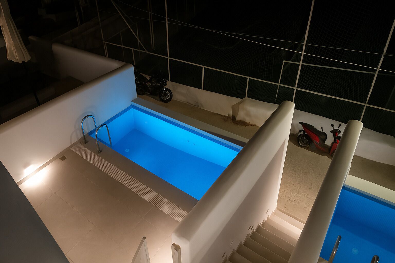 Een moderne badkamer met een ingebouwd bad en een aparte douchehoek.