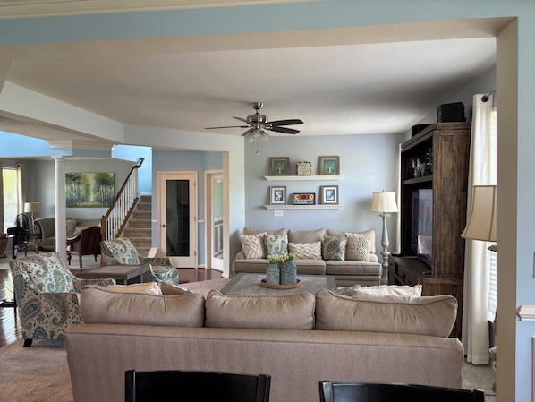 Smart TV - Spacious 4-bedroom house with backyard oasis (Middletown)