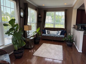 Smart TV - Spacious 4-bedroom house with backyard oasis (Middletown)