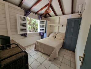 Tabla de planchar con plancha, wifi y ropa de cama