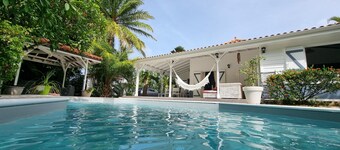 Villa créole avec piscine, entre mer turquoise et jardin tropical