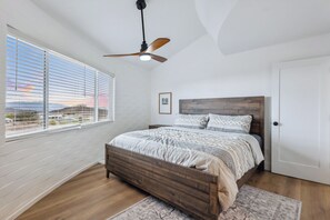 3 habitaciones, tabla de planchar con plancha, wifi y ropa de cama 