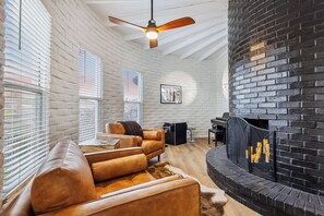 Smart-TV, Videospiele, Tischtennisplatte