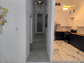 Frigorífico, placa de cocina, cafetera o tetera y tostadora