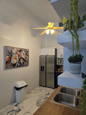 Fridge, stovetop, coffee/tea maker, toaster